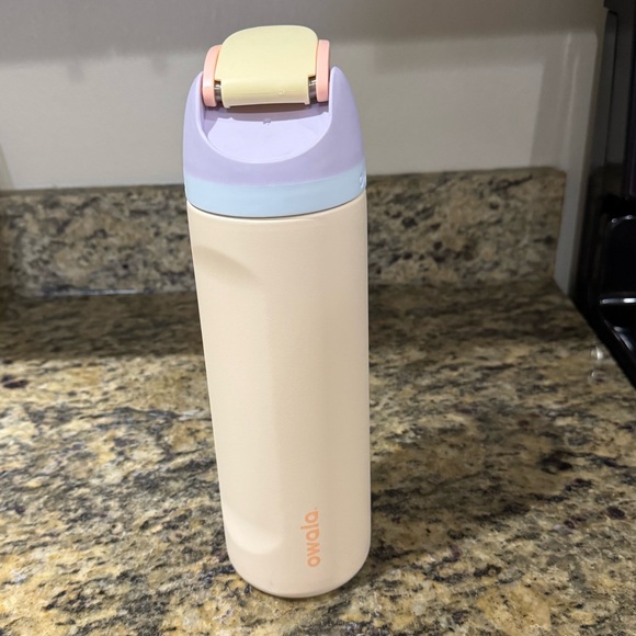 Owala 24 oz. - Picture 2 of 4